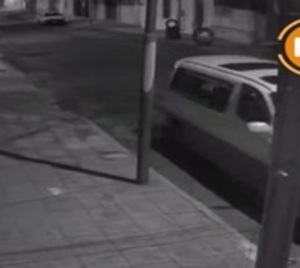 No pudieron robar una pesada caja fuerte y la abandonaron en la calle - Paraguay.com