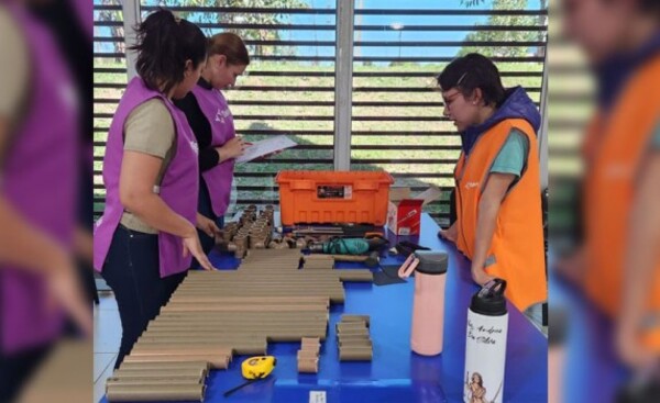 Voluntarios y empresarios construyen sillas para niños de Teletón