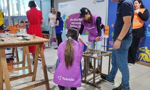 Voluntarios y empresarios construyen sillas para niños de Teletón