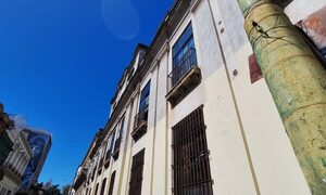 Calle Palma empieza a brillar con sus primeros 100 metros libres de cable