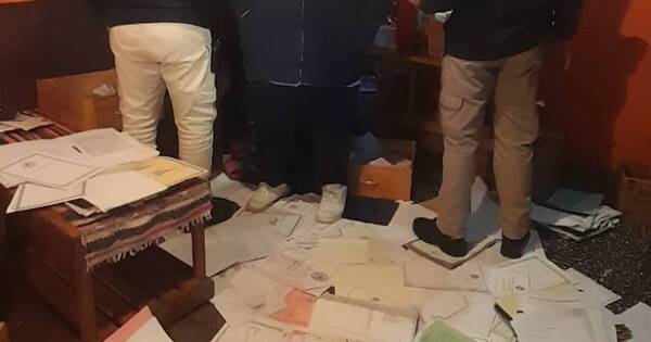 La Nación / Detienen a presunto estafador con 487 contratos privados de vehículos
