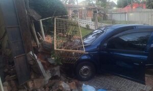 Borracha choca muralla en Franco
