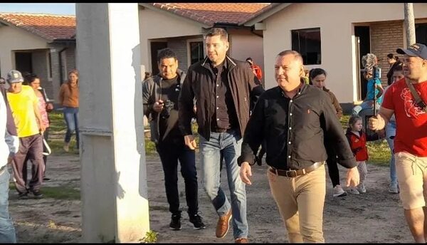 Alliana culpa al gobierno de Mario Abdo de no entregar viviendas a beneficiarios de Pilar - Nacionales - ABC Color