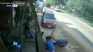 Mujer se salva de milagro de ser atropellada en Luque - Noticias Paraguay