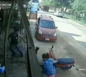 Mujer se salva de milagro de ser arrollada en Luque - Paraguay.com