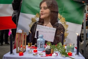 Irán impide a familia de Amini que conmemore aniversario de su muerte en público - Unicanal