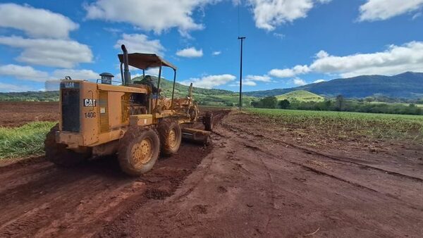 EQUIPOS DEL MOPC REPARARON NUEVOS TRAMOS VECINALES EN DISTINTOS PUNTOS DEL PAÍS