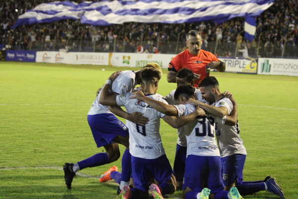 El Gallo golea al inde y sueña con la primera división - Oasis FM 94.3