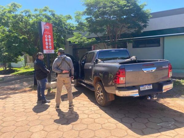 Conductor cae con camioneta de dudosa procedencia en Bella Vista