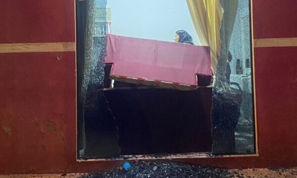 Desconocidos atacaron una vivienda y dejaron una advertencia