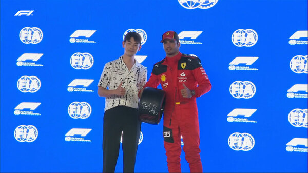 Versus / Carlos Sainz se lleva la "pole" en Singapur muy por delante de Max Verstappen y Sergio Pérez