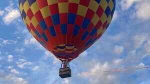 Volar en coloridos globos aerostáticos por la bahía de Asunción, una nueva atracción