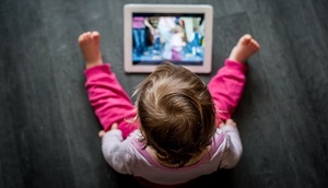 Pediatras advierten sobre el uso excesivo de pantallas en niños.