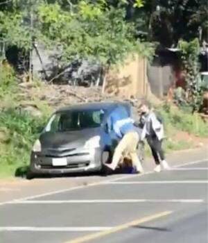 [VIDEO] Mientras cambiaba la rueda de su auto, lo asaltaron