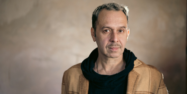 Diario HOY | Jorge Báez estrena unipersonal isabelino en "El Otro Teatro"