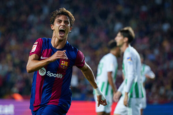 Versus / El Barça golea al Betis y mete presión al Real Madrid