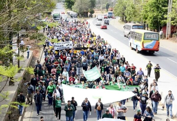 Paro general en la UNA, anuncian funcionarios y docentes que exigen nivelación salarial - Nacionales - ABC Color