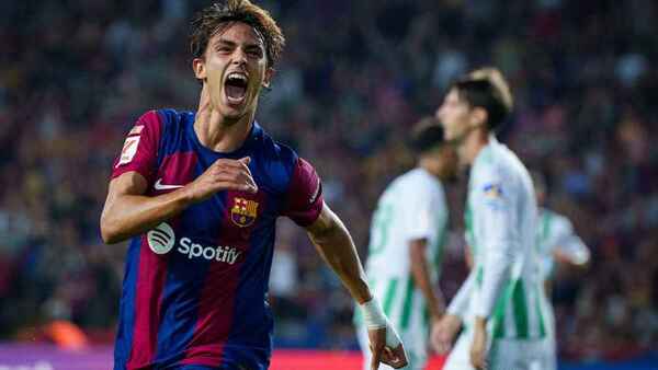 Barcelona golea y es líder provisorio en España