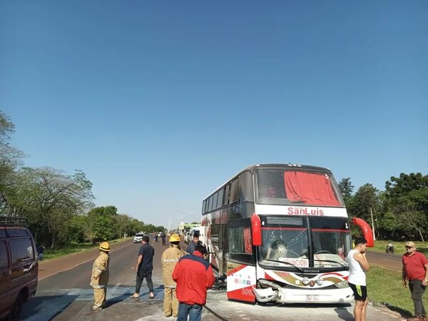 Joven motociclista resultó con quemaduras tras choque contra un bus - ABC en el Este - ABC Color