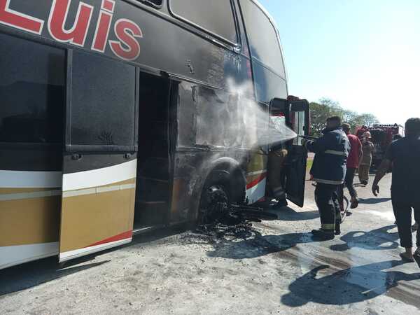Diario HOY | Accidente en Mallorquín: una mujer herida y una motocicleta completamente incinerada