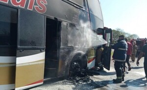 Joven motociclista sufre graves lesiones tras ser embestida por un bus