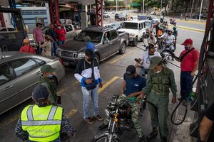 Largas colas en Caracas y otras ciudades de Venezuela para repostar gasolina - MarketData