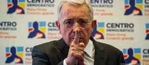 Colombia: Fiscalía cita a Uribe por calumnia a periodista