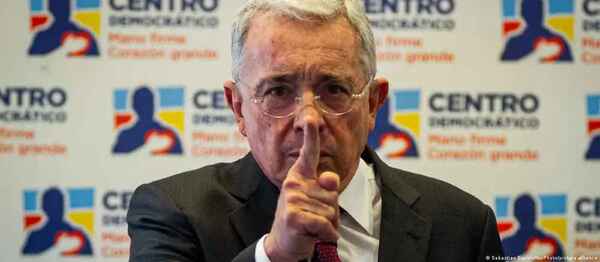 Colombia: Fiscalía cita a Uribe por calumnia a periodista