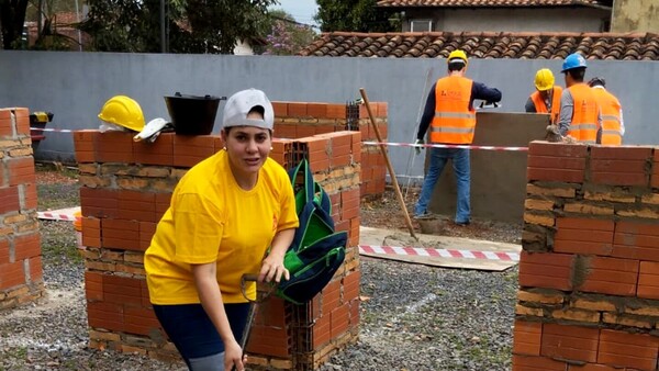 Kuña Guapa. Hace una semana, Mavi fue distinguida en campeonato de albañilería.