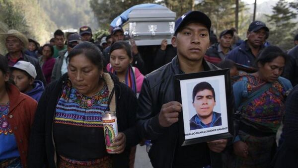 México: Condenan a policías por “fusilar y carbonizar” a 17 migrantes | 1000 Noticias