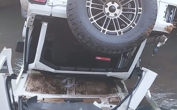Vehículo cae a arroyo tras frenada brusca de conductor