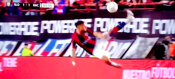 Versus / Un paraguayo enloquece a todos en el fútbol argentino con un control "imposible"