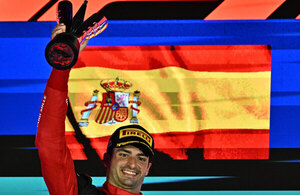 Versus / Carlos Sainz y Ferrari termina en Singapur con el dominio de Red Bull