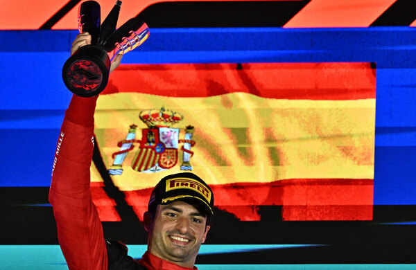 Versus / Carlos Sainz y Ferrari termina en Singapur con el dominio de Red Bull