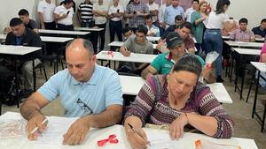 De enseñar en colegio, maestra ahora aprenderá a manejar bus