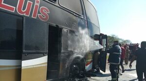Accidente en Mallorquín: una mujer herida y una motocicleta completamente incinerada - Oasis FM 94.3