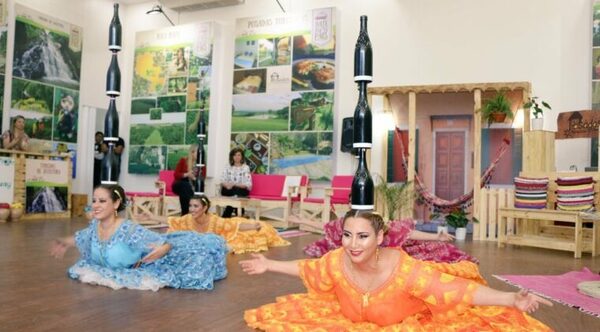 Paraguay busca el record de danza con botellas más grande del mundo
