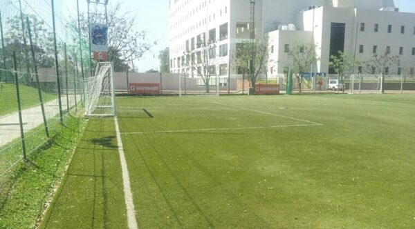 Joven fallece en torneo de fútbol, electrocutado al tocar columna