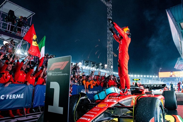Carlos Sainz triunfa en el Gran Premio de Singapur con su Ferrari y rompe la racha de Verstappen - Megacadena