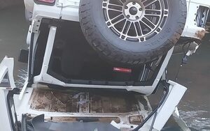 ¡Camioneta cayó a un arroyo tras una frenada brusca!