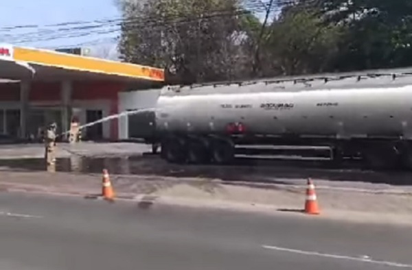 Diario HOY | Susto tras derrame de alcohol de un camión cisterna, a metros de un surtidor
