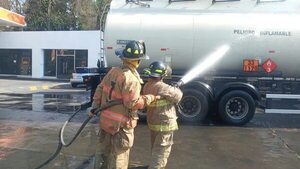 Vídeo: bomberos “enfrían” cisterna con alcohol ante fuga en surtidor - Nacionales - ABC Color