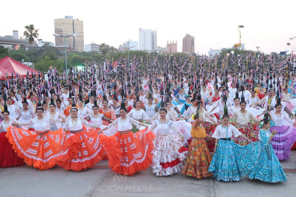 Paraguay logró Récord Guinness: 550 bailarinas alzaron 2 mil botellas
