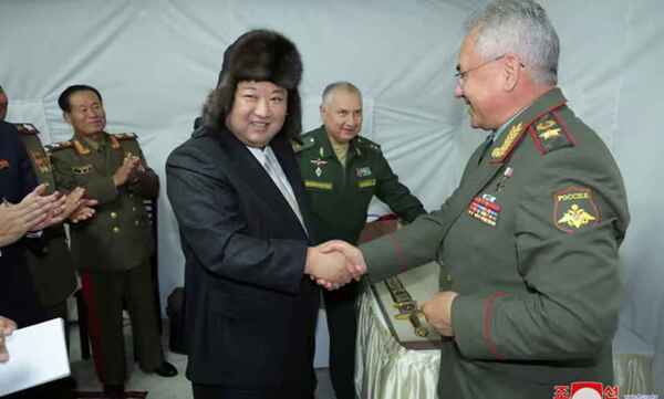 Kim Jong-un inspecciona armas con capacidad nuclear en Rusia