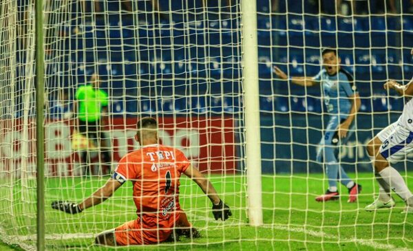 Versus / Resistencia firmó una gran remontada ante Sportivo Ameliano