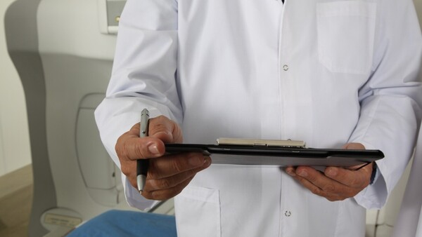 Medio extranjero resalta que médicos argentinos cruzan cada vez más a Paraguay para trabajar