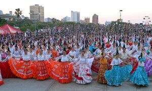 (GALERIA). ¡Que capas! Paraguay logra el récord mundial con las bailarinas de la botella