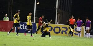 Versus / Guaraní tumba a Cerro Porteño, lo alcanza en la tabla y lo deja sin entrenador