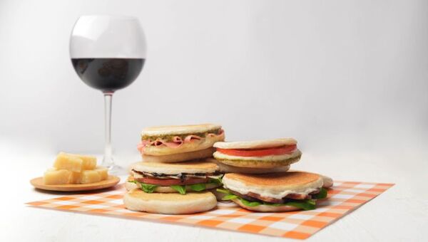 Antica Emilia llega a Paraguay con el sabor tradicional de la tigella (pan italiano que causa furor)