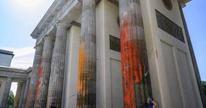 La Nación / Ecologistas violentaron la Puerta de Brandenburgo